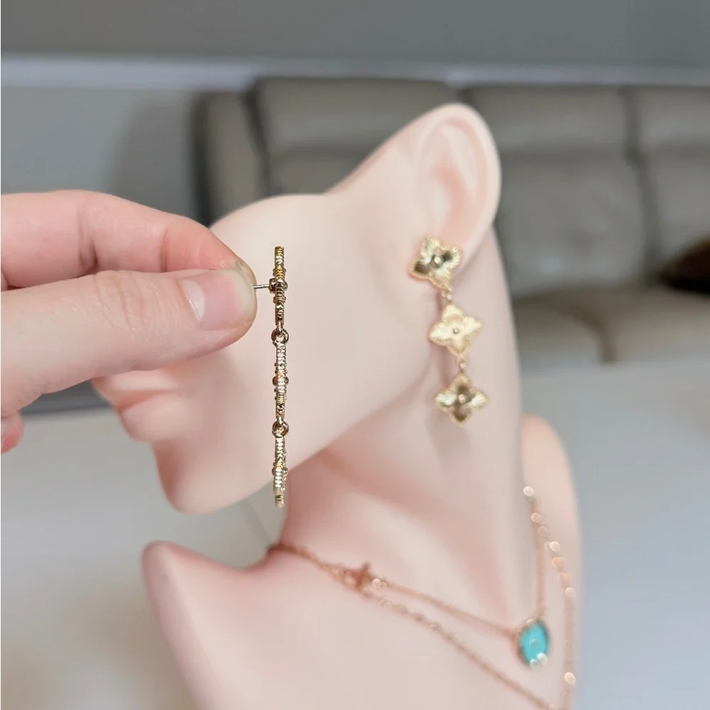 ⚜️ Elegant Gold Floral Drop Earrings